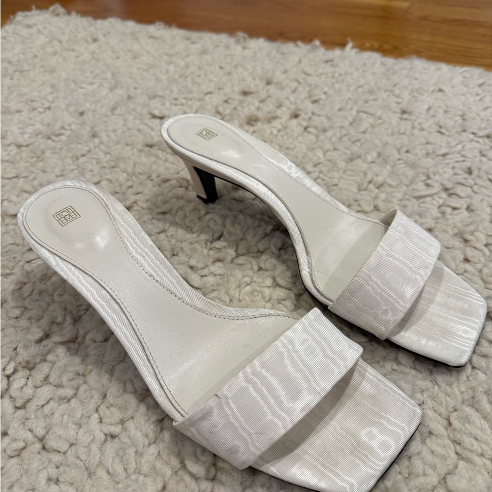 Toteme White Minimalist Sandals Square-Toe Design